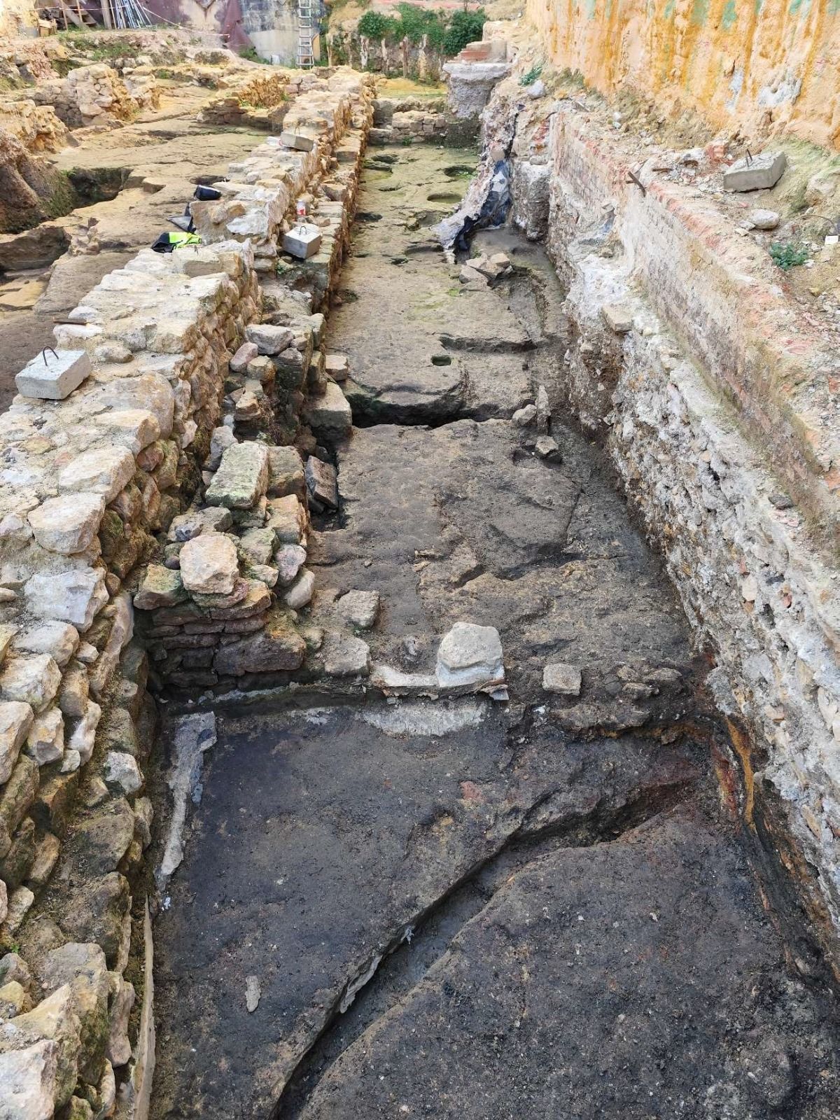 Imagen secundaria 2 - Las excavaciones revelan muros maestros de las antiguas cocheras de Velarde asentados sobre construcciones modernas y medievales. 